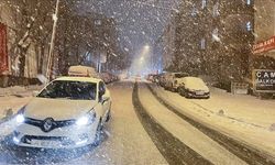 İstanbul'da kar yağışı etkisini iyice artırdı