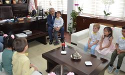 Bursa'da miniklerden Sağlık Müdürü Yavuzyılmaz'a ziyaret