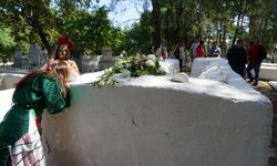 Balıkesir'deki Tahtacı Türkmenleri mezarlıkta Hıdırellez geleneğini yaşatıyor