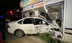 Çekmeköy'de bir araçla çarpışan otomobil, dükkana girdi