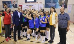 Çorlu'daki Şahinler Ortaokulu voleybolda Türkiye üçüncüsü oldu
