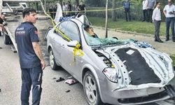 Bursa'da katliam gibi kaza: Beton mikseri otomobilin üzerine devrildi