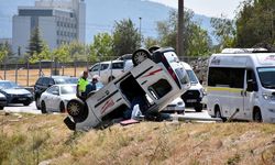 Bursa'da Direğe Çarpan Araçtaki 4 Kişi Yaralandı