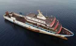 Taciz ateşi açılan gemi Çanakkale Boğazı'nda demirledi