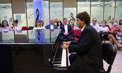 Bursa'da Otizimli Taylan'dan Piyano Resitali
