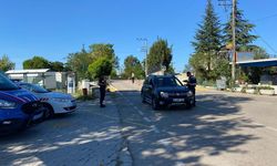 Bursa'da okul çevrelerinde denetim yapan jandarma, 2 kişiyi yakaladı