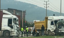 Bursa'da tır kamyona çarptı: 2 kişi yaralandı