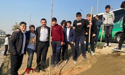 Bursa Kestel Belediye Başkanı Tanır, çocuklarla fidan dikti