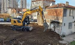 Osmangazi'de Metruk Binaların Yıkım Çalışmaları Sürüyor