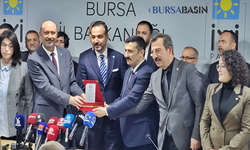 İYİ Parti Bursa İl Başkanı Dr. Mehmet Hasanoğlu mazbatayı aldı