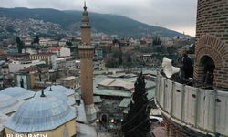 Bursa Ulu Cami'ye "Ramazan biz olmaktır" yazılı mahya asıldı