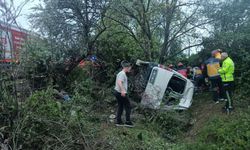 Anadolu Otoyolu Kocaeli geçişinde devrilen servis minibüsündeki 13 kişi yaralandı