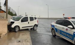 Kocaeli'de bahçe duvarına çarpan hafif ticari araçtaki 2 kişi yaralandı
