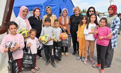 Manisa'da afet bölgesindeki çocuklara hediyeler