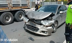 Bursa’da tıra çarpan otomobildeki 2 kişi yaralandı