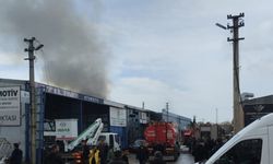 Bursa'da sanayi sitesinde 3 iş yeri ve 3 araç yandı