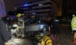 GÜNCELLEME - Bursa'da metro hattının duvarına çarpan otomobildeki 3 kişi öldü