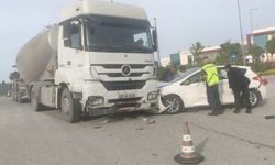 Kocaeli'de beton mikseriyle çarpışan otomobilin sürücüsü yaralandı