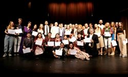 Bursa'da genç tiyatrocular mezuniyet için sahnede