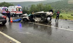 Balıkesir'de iki otomobilin çarpıştığı kazada 1 kişi öldü, 3 kişi yaralandı