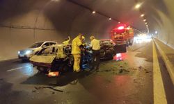 Bursa'da otoyol tünelinde bir aracın çarptığı otomobil alev aldı