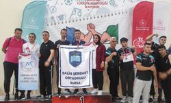 Bursalı bilek güreşi sporcusu ortaokul öğrencileri Kayseri'den madalyalarla döndü