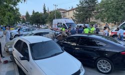 Edirne'de sürücünün direksiyon hakimiyetini kaybettiği otomobil 6 araca çarptı