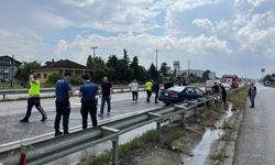 Hendek'te iki otomobil çarpıştı, kadın yolcu hafif yaralandı