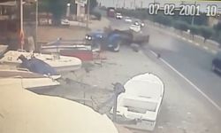 İş yerinde oynayan çocuk, traktörün altında kalmaktan son anda kurtuldu