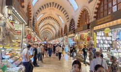 İstanbul'da bayram alışverişinin merkezi Eminönü'nde tatil sakinliği yaşanıyor