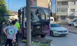 Kocaeli'de elektrik direğine çarpan halk otobüsündeki 2 kişi yaralandı
