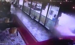 Kocaeli'de kontrolden çıkan otomobilin restorana girmesi güvenlik kamerasında