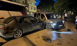 Kocaeli'de otomobille çarpışan hafif ticari araçtaki bebek yaralandı