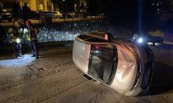 Kocaeli'de sürücü devrilen otomobilden yara almadan kurtuldu