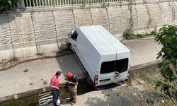 Sultanbeyli'de park halindeki panelvan dereye düştü