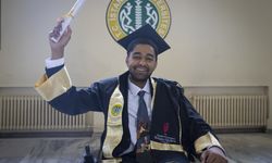 Tekerlekli sandalyesiyle engelleri aşan Bangladeşli öğrenci mezun oldu