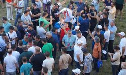 Başpehlivan Zeybek'in taraftarları er meydanında "Cezayir Türküsü" ile zaferi kutladı