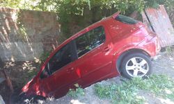 Beykoz'da 2 araca çarpıp devrilen otomobildeki 2 kişi yaralandı