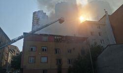 Esenyurt'ta binanın çatı katında çıkan yangın söndürüldü