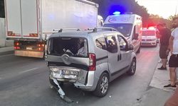 Eyüpsultan'da otomobil hafif ticari araca çarptı, 3 kişi yaralandı
