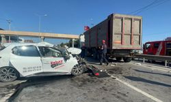 Kocaeli'de emniyet şeridindeki kamyona çarpan otomobilin sürücüsü ağır yaralandı