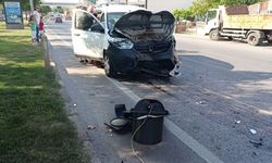 Kocaeli'de otomobille çarpışan hafif ticari araçtaki 3 kişi yaralandı
