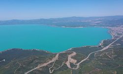 Alg patlamasıyla rengi turkuaza dönen İznik Gölü dronla görüntülendi