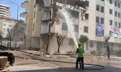 Avcılar'da riskli olduğu tespit edilen 6 katlı binanın yıkımı gerçekleştirildi