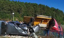 Beykoz'da hafif ticari aracın hafriyat tırıyla çarpıştığı kazada sürücüler yaralandı