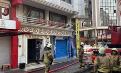 Fatih'te 5 katlı otelin çatısında çıkan yangın söndürüldü