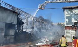 Kocaeli'de boya fabrikasında çıkan yangına müdahale ediliyor