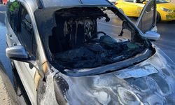 Maltepe'de seyir halindeki otomobilde çıkan yangın söndürüldü