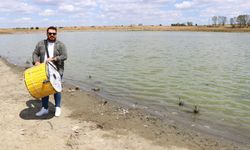 Tekirdağlı müzisyen su seviyesi düşen gölette davul çalarak tasarruf çağrısı yaptı