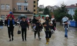 Arnavutköy'de bahçesini su basan okulda mahsur kalan öğrenciler kurtarılıyor